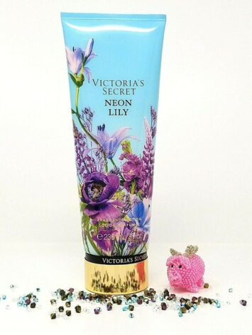 ויקטוריה סיקרט ניאון לילי קרם גוף 236 מ"ל Victoria's Secret Neon Lily Fragrance Lotion